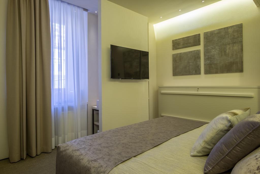 Room 230 Roma Luxury Suites Room photo